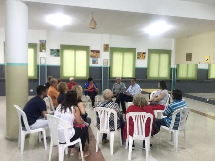 Valido, durante el encuentro vecinal en Lomo Cementerio (Foto TA)